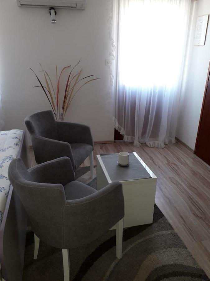 Studio Apartments Kuljis Vis Exterior photo
