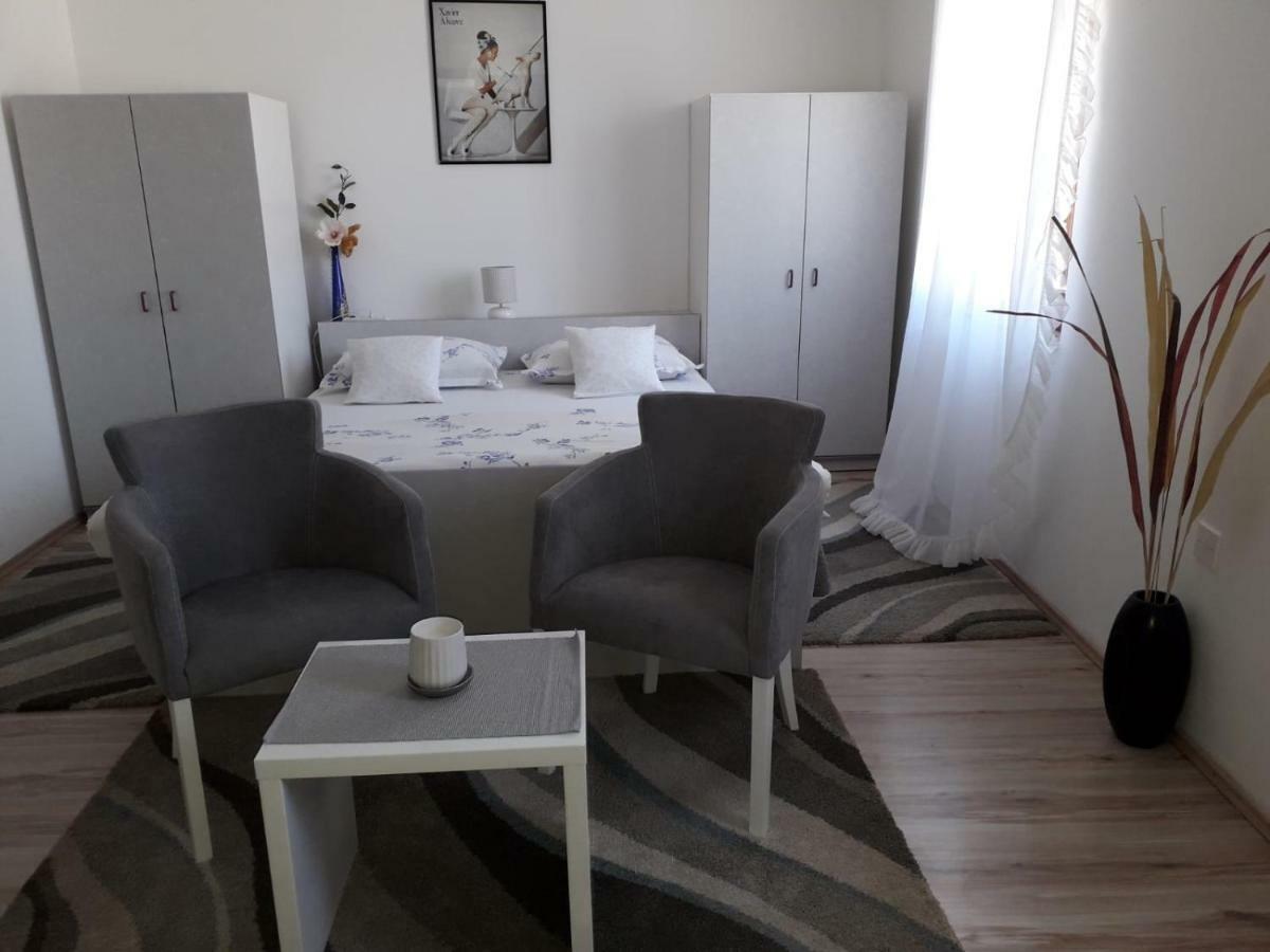Studio Apartments Kuljis Vis Exterior photo